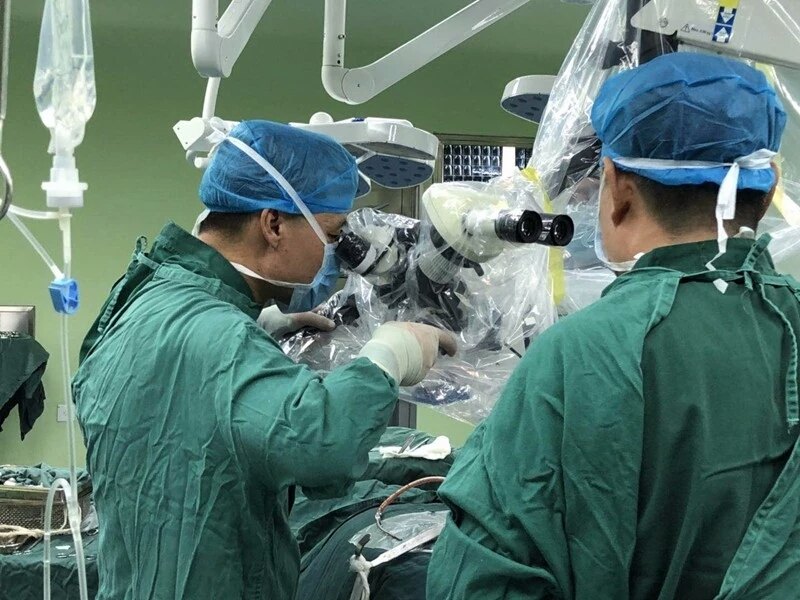 主任石作军,副主任许景超共同为一名椎管肿物患者实施"微创椎板开窗椎