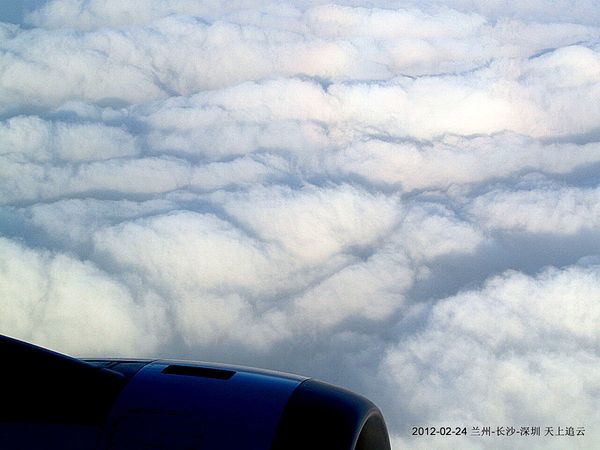 在白莲花般的云朵上飞行