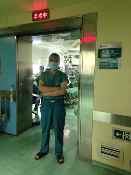 赴西京医院治疗重度震颤帕金森病患者一例