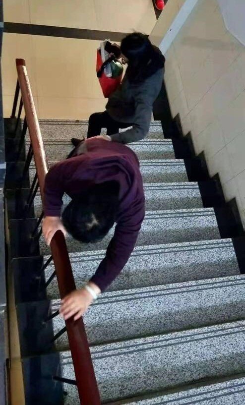 上下楼梯膝盖疼?快来解锁正确的下楼姿势!