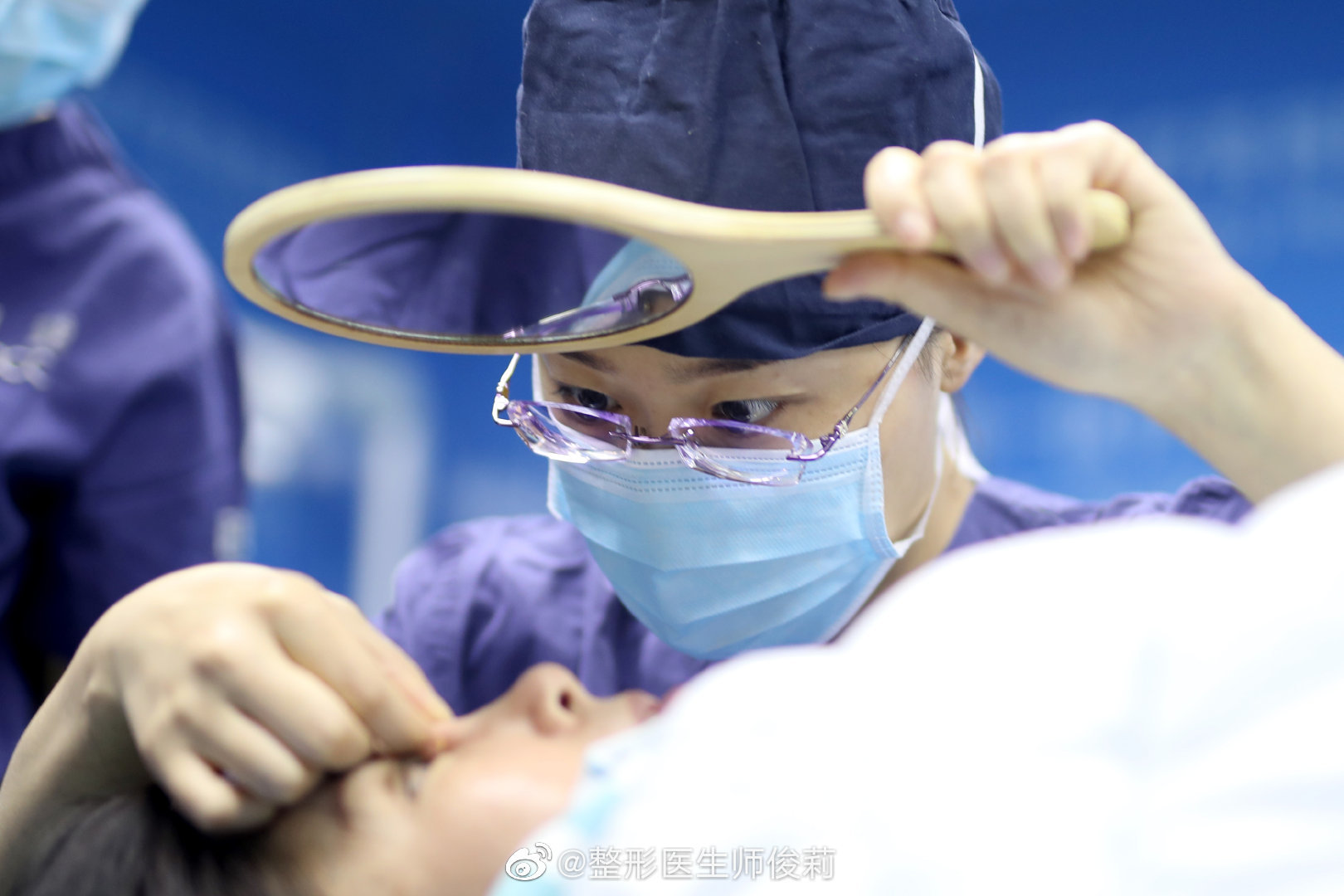 中国人极少单独用鼻中隔做鼻整形,通常与人工材料和耳软骨结合使用.