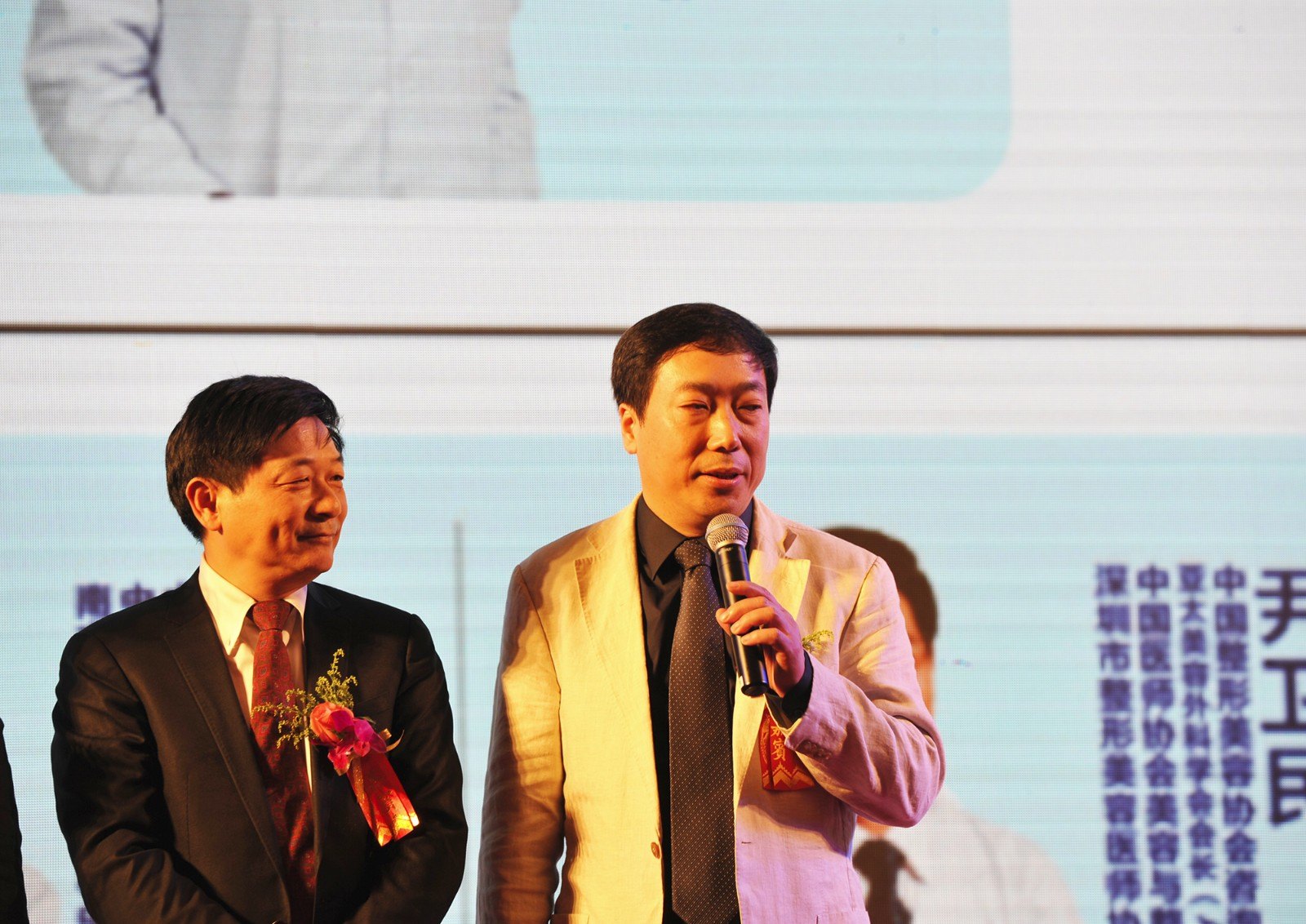 颁奖李世荣将军与卢丙仑教授会场歇息畅聊曾担任副院长兼美容外科主任