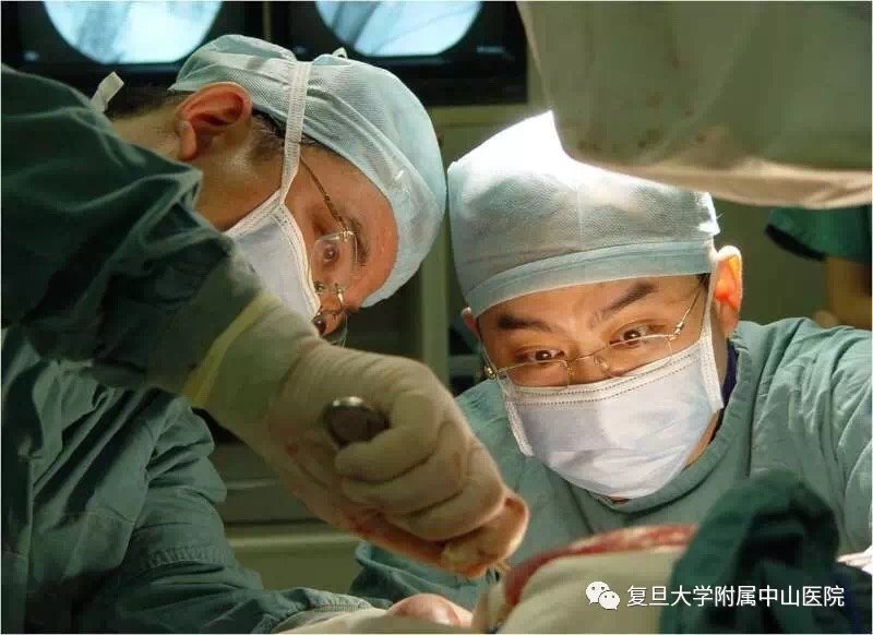 百岁老人换上新髋关节重学走路!