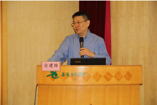 许秀峰教授在开幕式上热烈祝贺"电休克及神经刺激中国行"第一站在云南