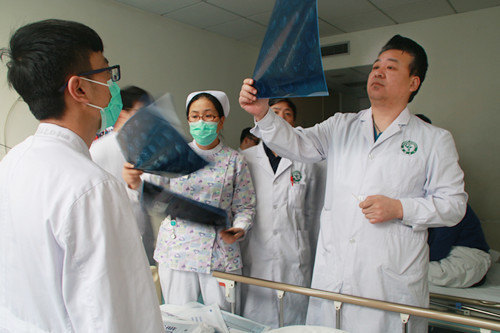 脑室-腹腔分流术治愈交通性脑积水一例