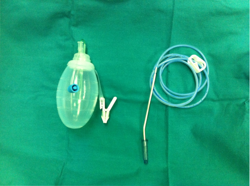 整套装置包括前方带侧孔或者凹槽的硅胶管和后面能形成负压且储存引流