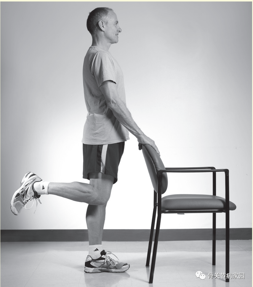 站位屈膝站立时,踮起脚尖,脚跟离开地面5.