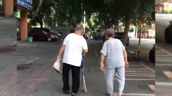 老年人O型腿畸形要早治疗 早康复