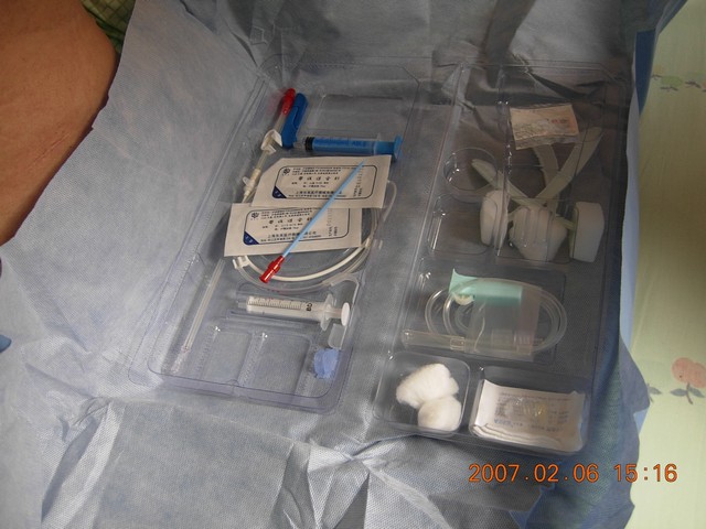 现在我们一般是应用一种猪尾巴引流管,很细,但是引流效果很好.