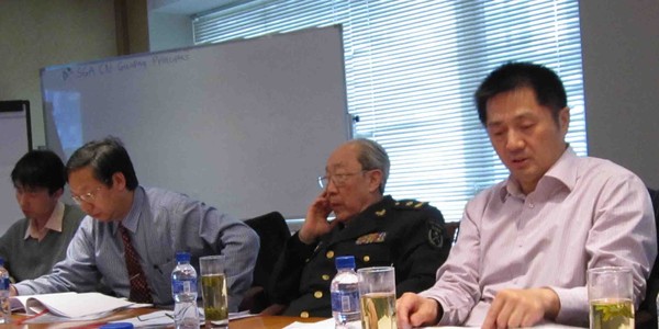 中国科学院院士吴孟超教授(右二),复旦大学樊嘉教授(右一)参加会议.