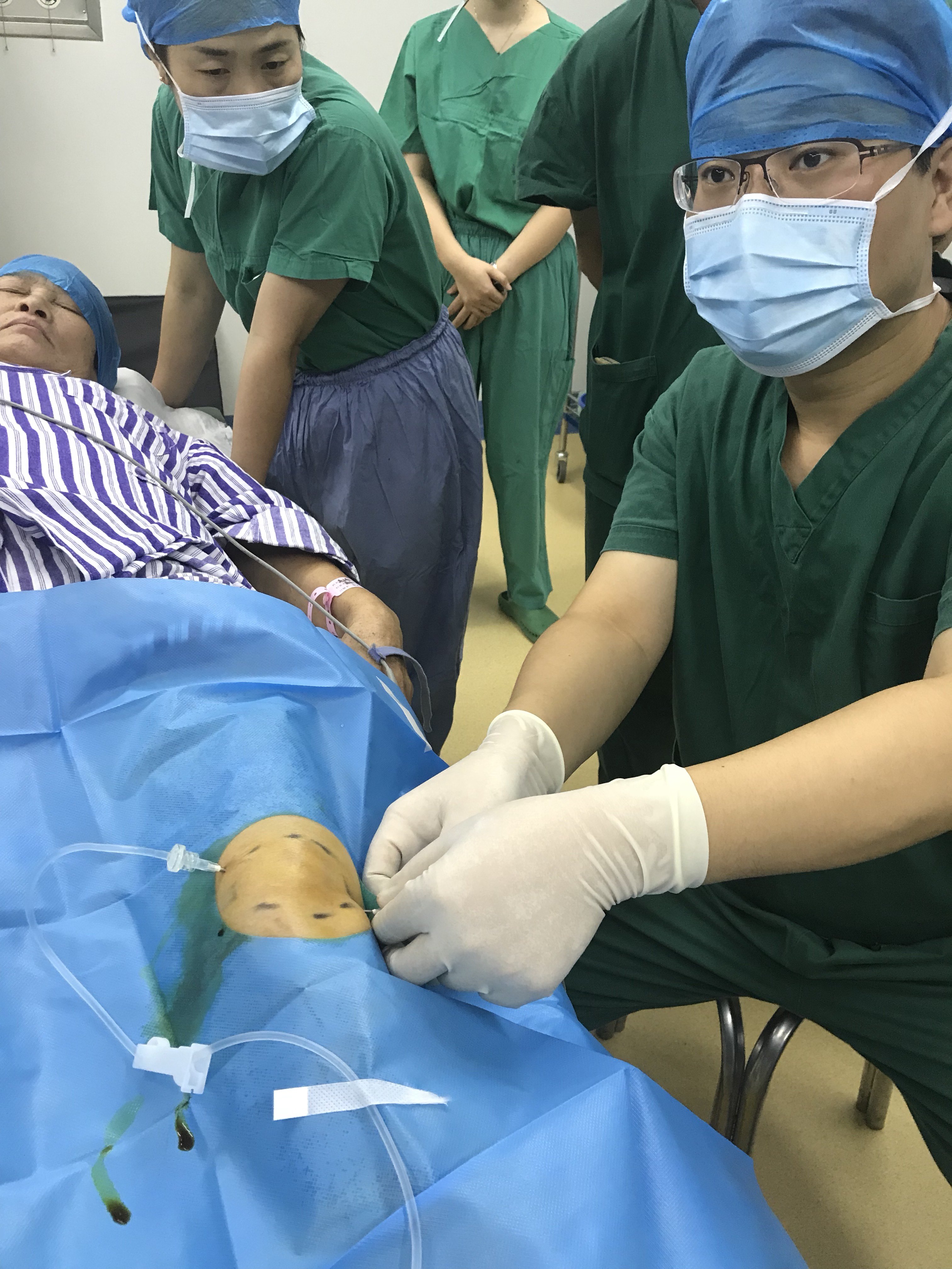 您的膝关节疼了么,请给他洗个澡吧!