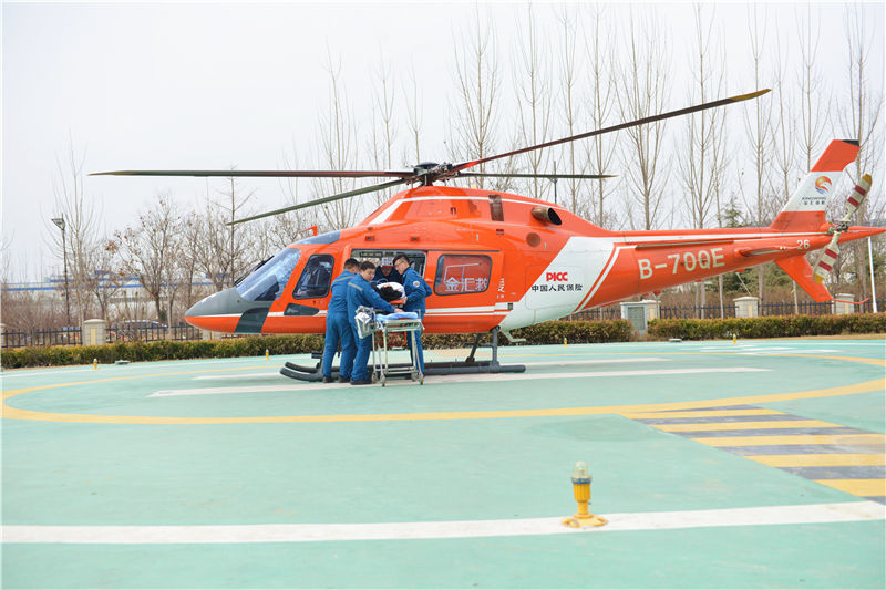 张康团队协同我院空中120直升机为重症患者生