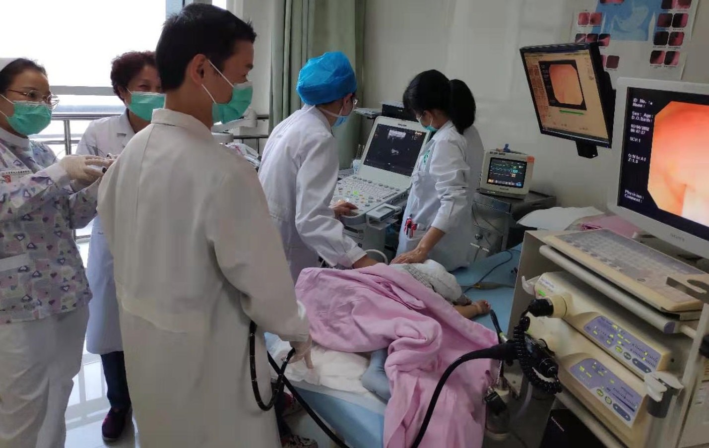 1例内镜下治疗病人:1岁男,发热,哭闹3天,昨日于门诊检查腹部超声提示