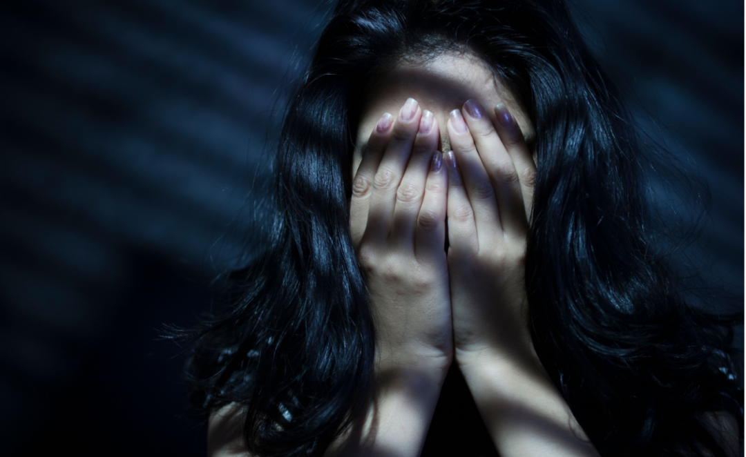 "女孩说:"最低的时候,会莫名其妙的开始嚎啕大哭,歇斯底里的哭.