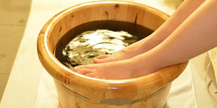 你还在用清水泡脚吗?
