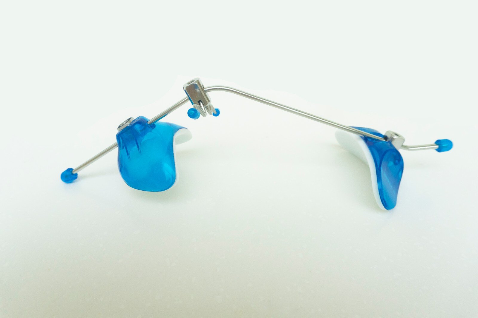 73前方牵引器因为人们看见大多数牙齿不整齐的朋友矫正牙齿,都是口