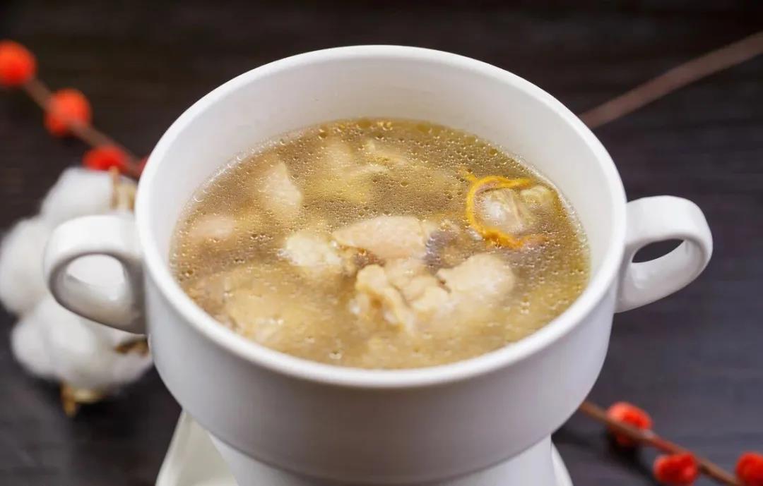 海桐皮甘草煲猪蹄筋材料甘草10g,姜黄15g,海桐皮10g,猪蹄筋20条,猪