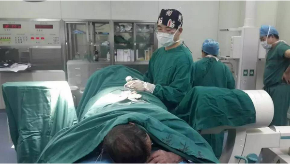 20年了,这位患者终于可以挺直腰板走路