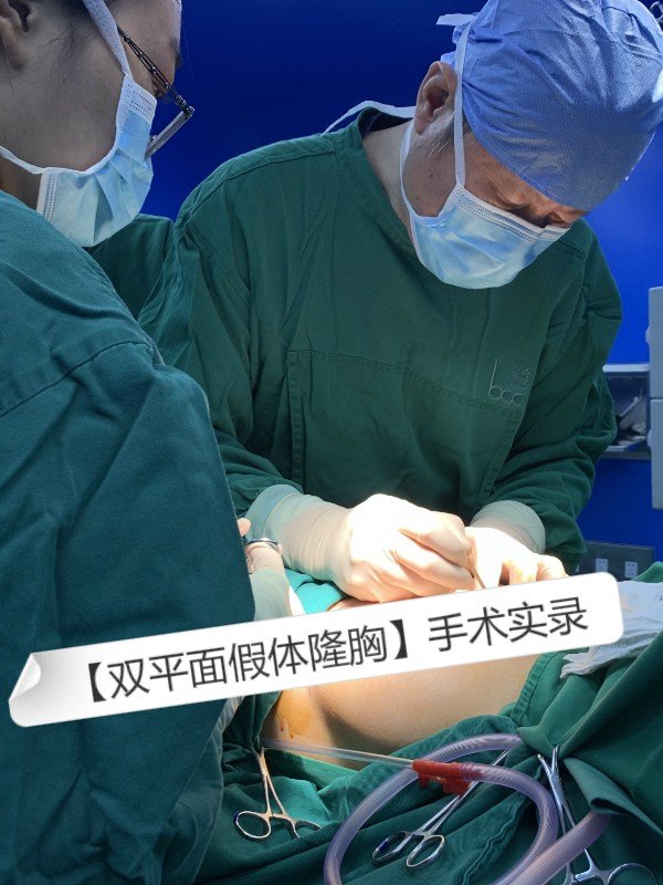 因為下皺襞切口痛感相對更輕,且不會損傷乳腺組織,術中剝離腔隙及假體