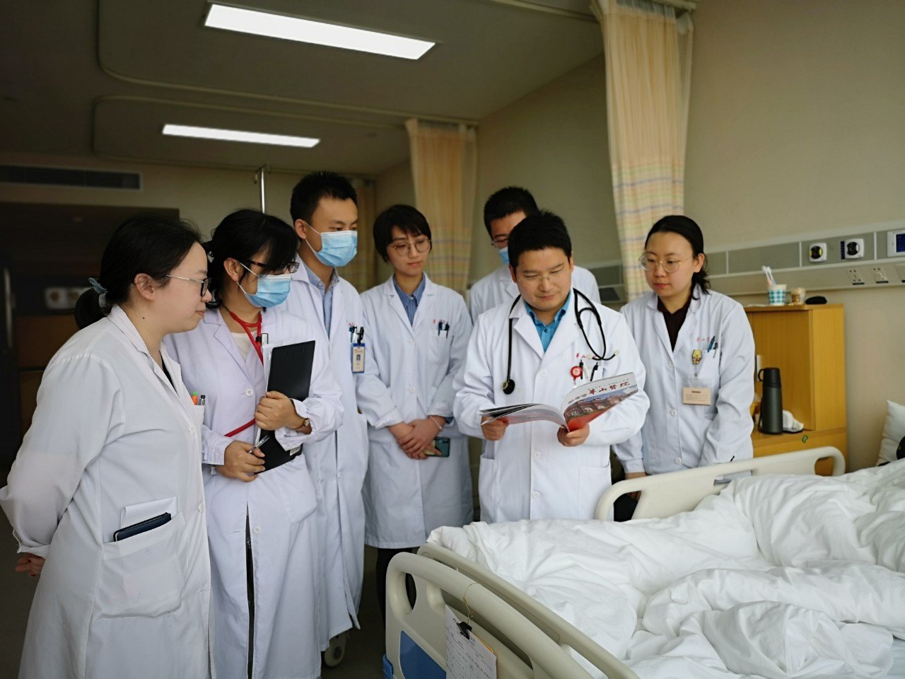 2018年10月19日13时,复旦大学附属华山医院西院神经外科的赵曜教授接