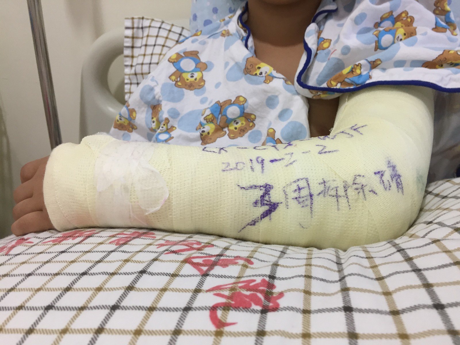 新闻跨越3000公里7岁女孩日本骨折回国求医记