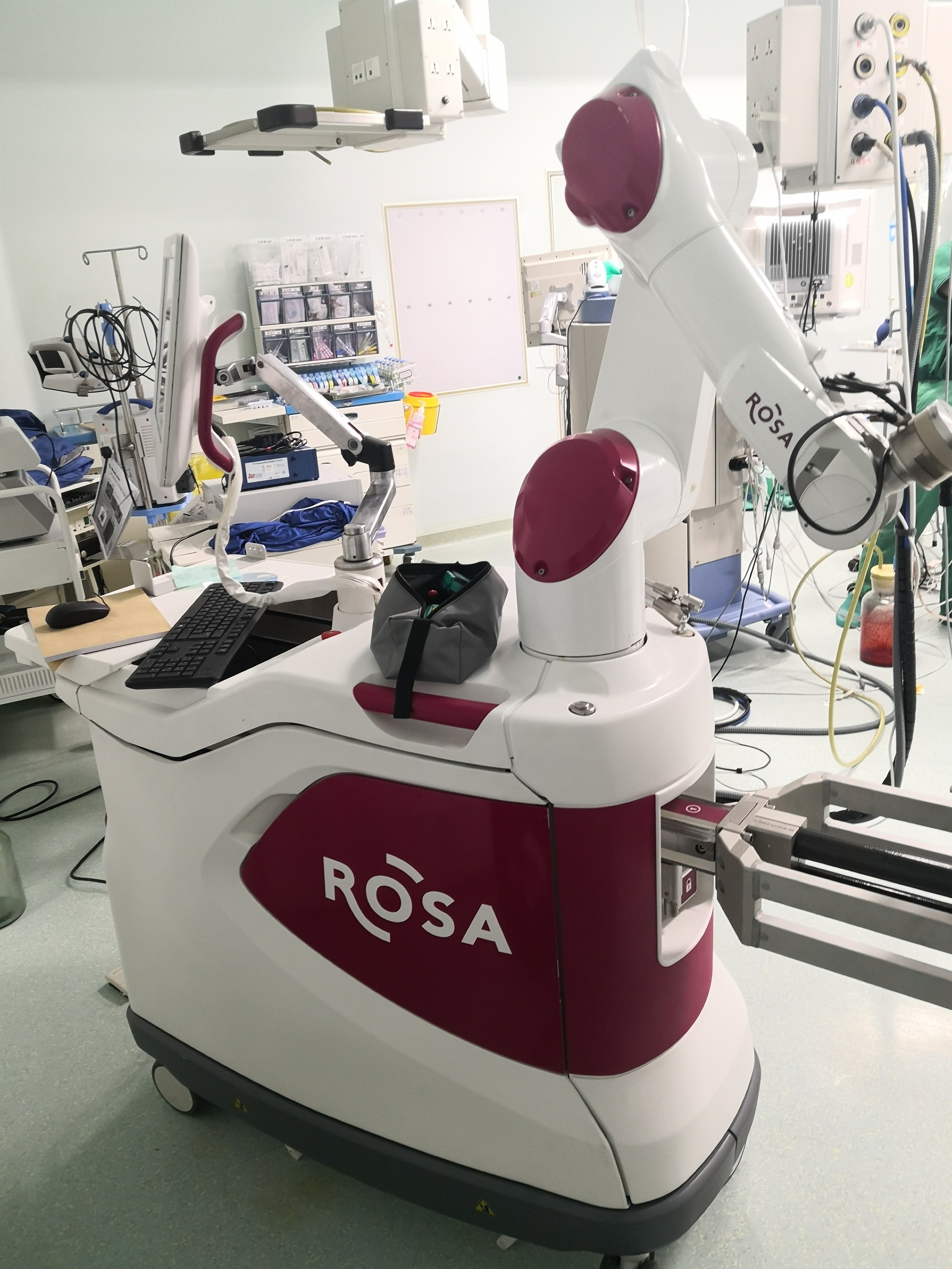 one,目前世界上最智能最先进的机器人作者在应用机器人为患者进行手术