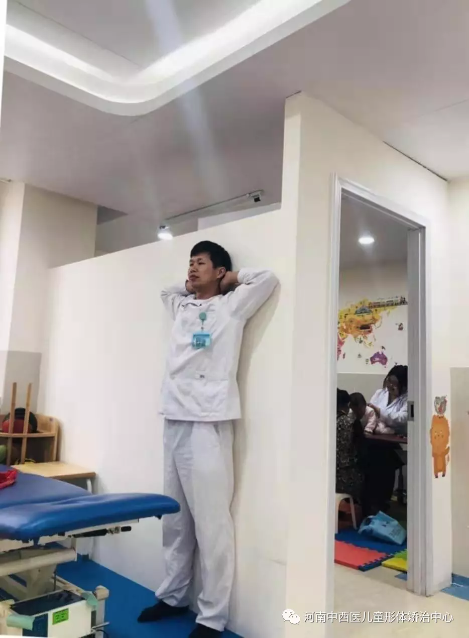 青少年驼背的预防治疗攻略