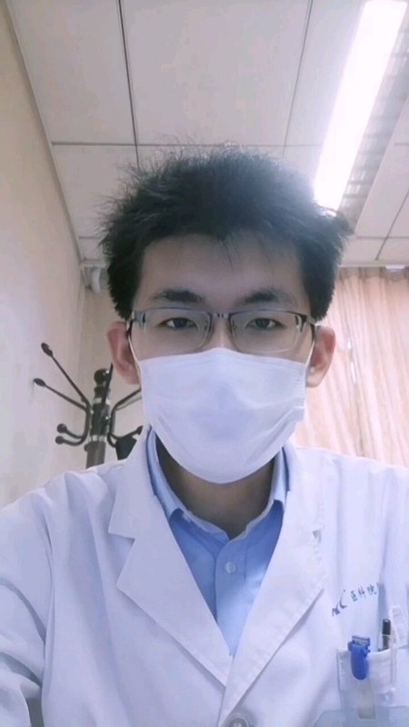 刚才门诊上来的一个女孩非常纠结，疑惑为什么术前b超上显示的纤维腺瘤大小跟术后病理报告不一致？