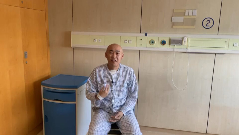 下颌骨成釉细胞瘤小切口截骨重建，同期种植牙镶牙，手术后10天。（患者已授权）