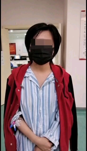 避免了30厘米的开胸手术，零损伤切除8厘米畸胎瘤，小患友喜悦的心情溢于言表