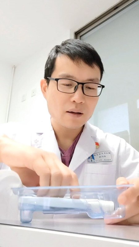 实物展示包皮环切器械以及如何使用。