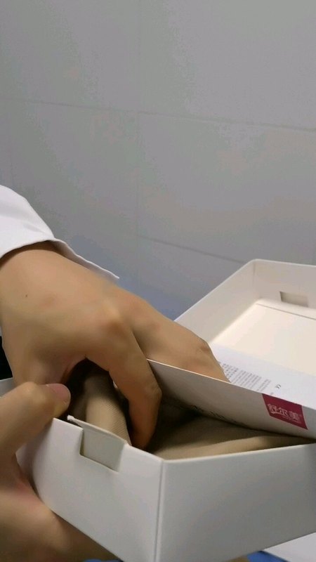 下肢静脉曲张实用系列四：穿医用弹力袜的方法
                    两种方法：1.家属帮助穿；2自己穿