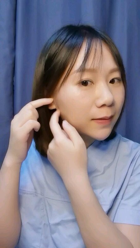 毛周角化：宝宝两个脸蛋，两个胳膊外侧，摸起来很粗糙，有很多小丘疹