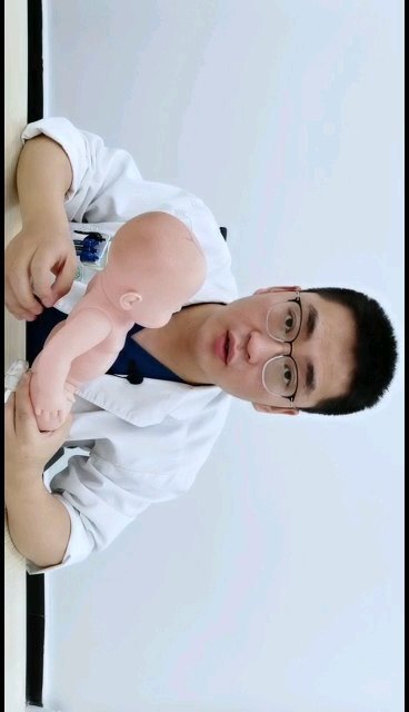 如何区分孩子吐奶还是呕吐